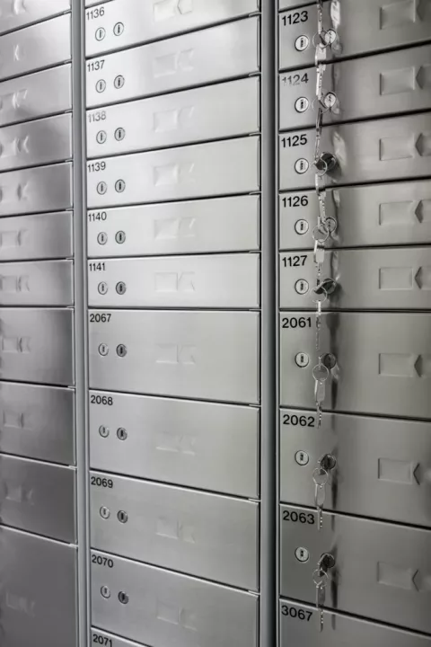 Safe deposit lockers with double keylocks and stainless steel finishing